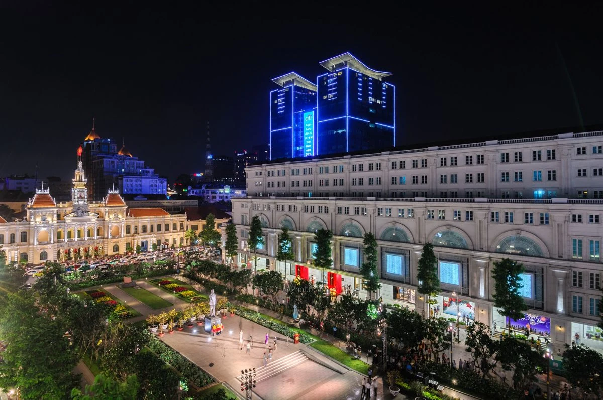A bustling Ho Chi Minh City street scene, a key gateway for planning travel to southern vietnam under its tropical climate