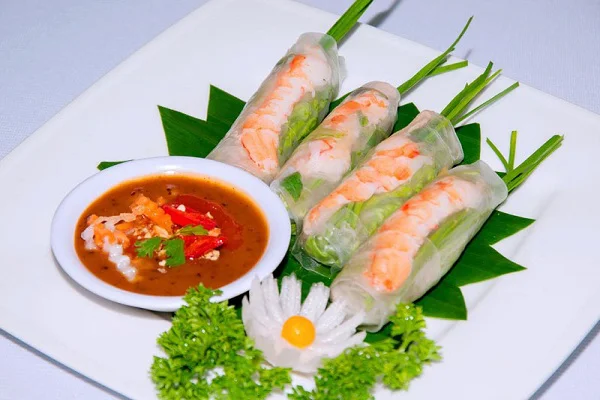 Vietnamese fresh spring rolls with shrimp and dipping sauce
