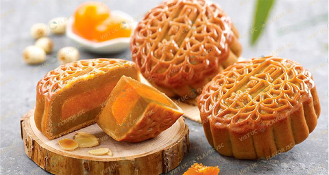 artboClose-up of baked mooncakes with salted egg yolk filling, beautiful glossy golden-brown crust, one sliced and displayed on a wooden sliceard-4vaew23